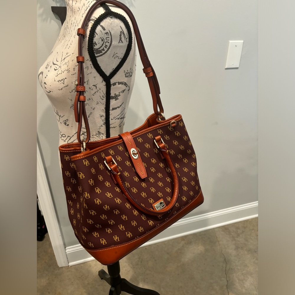 ⭐️ Authentic Dooney and Bourke Gretta Perry Satchel ⭐️